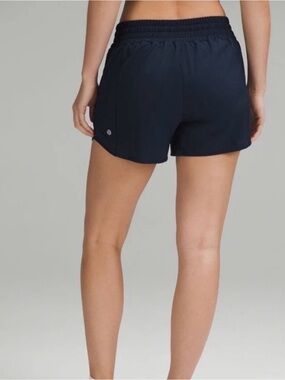 lululemon athletica hotty hot shorts 2.5”